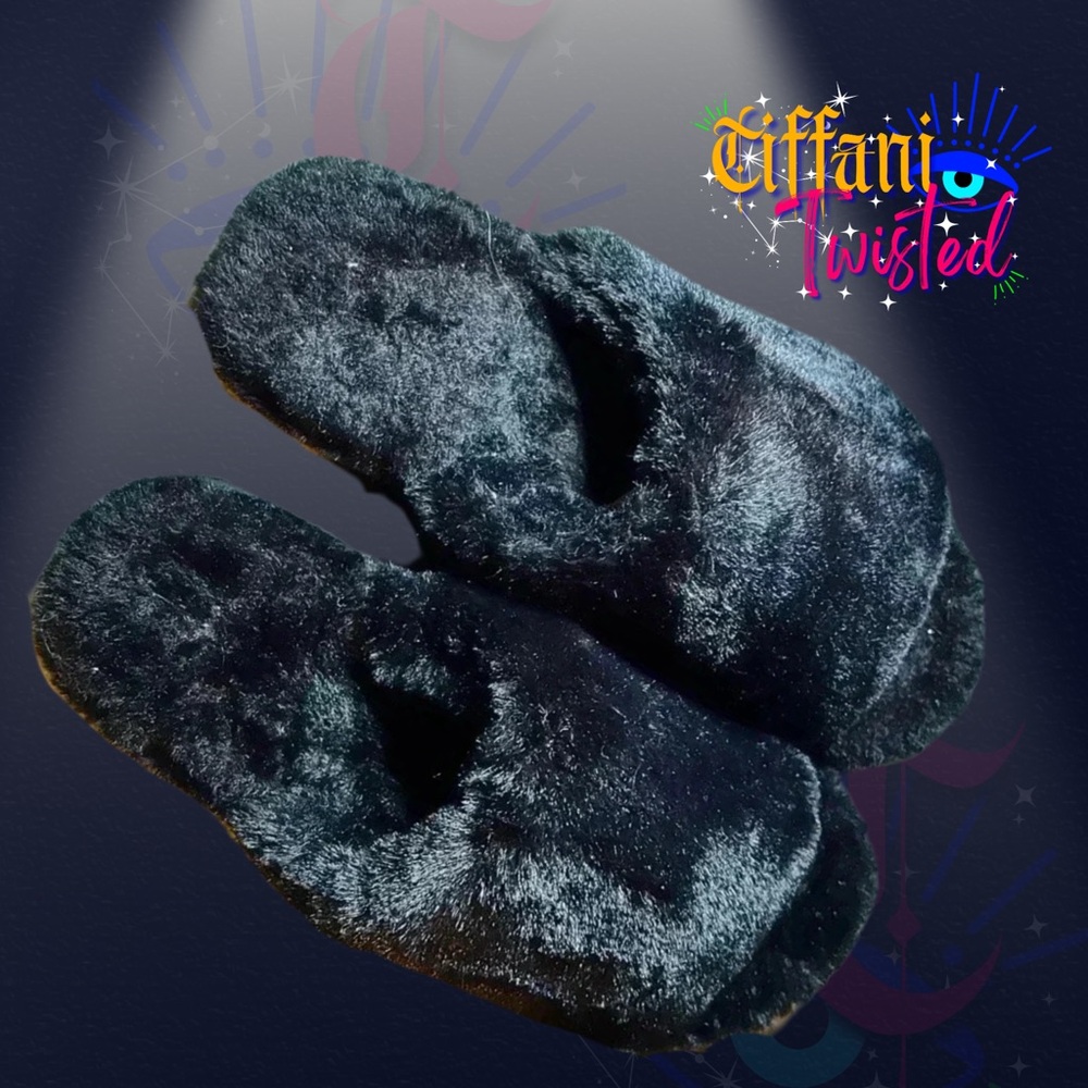 🖤 NWOT Black Fuzzy Platform Slippers – Size 7 | Cozy & Stylish! - Picture 2 of 10